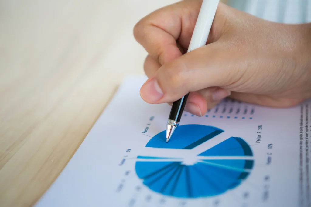 Analyse graphique de la nouvelle répartition du budget et de la baisse du taux d'endettement après une opération de regroupement de crédits.