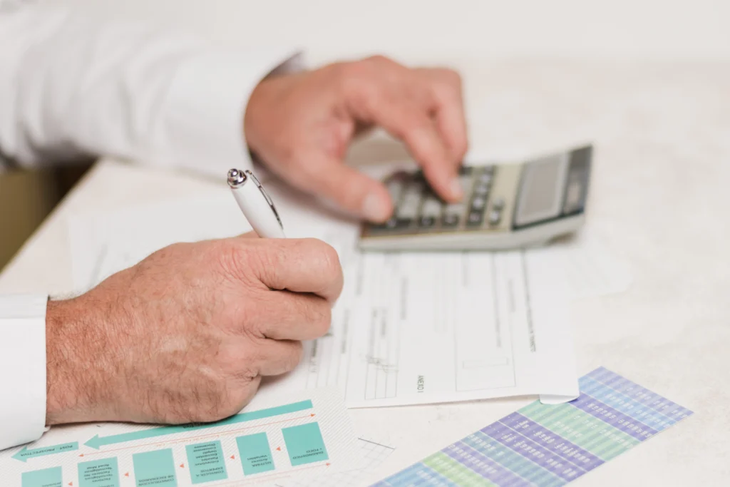 Courtier effectuant un calcul précis des économies réalisables sur une assurance de prêt immobilier