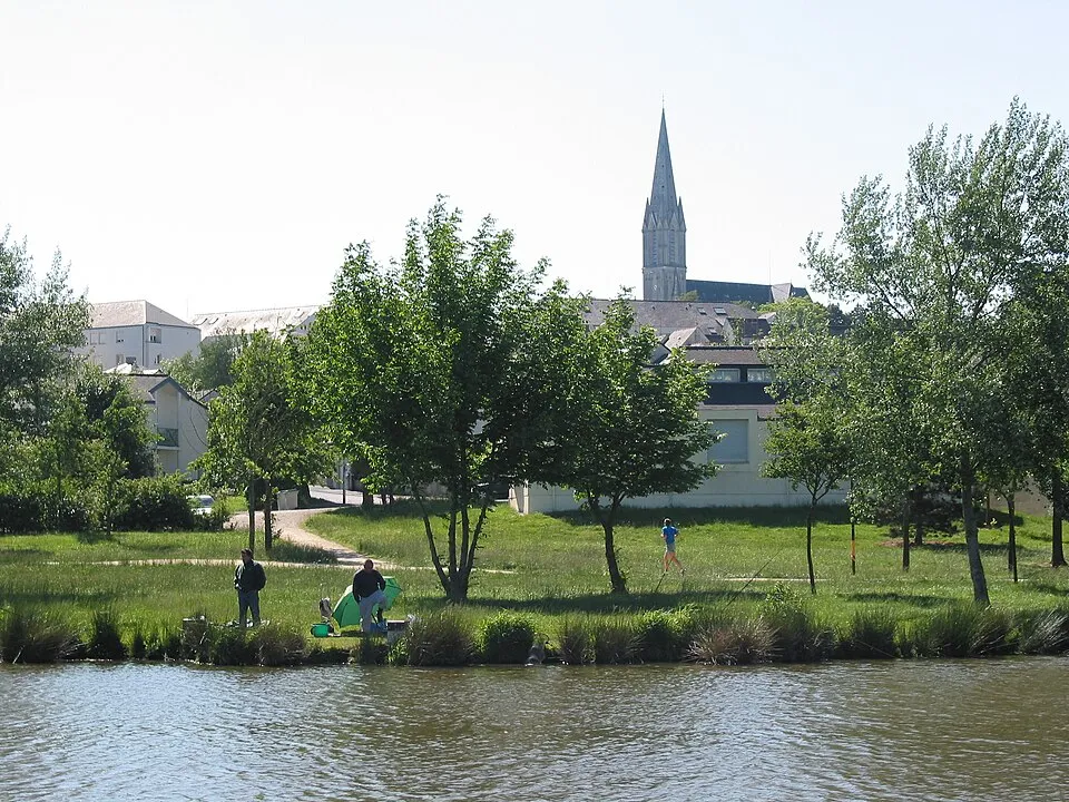Paysage des bords de l'Erdre à Carquefou avec l'église en fond, illustrant le cadre de vie de la commune où intervient votre courtier immobilier