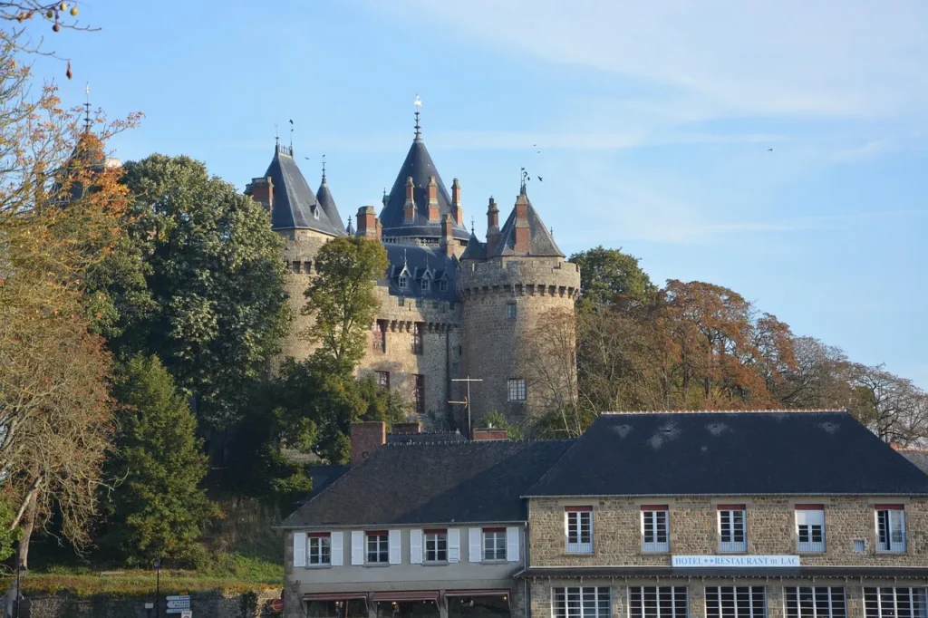 Le célèbre Château de Combourg, emblème de la ville où intervient votre courtier en prêt immobilier