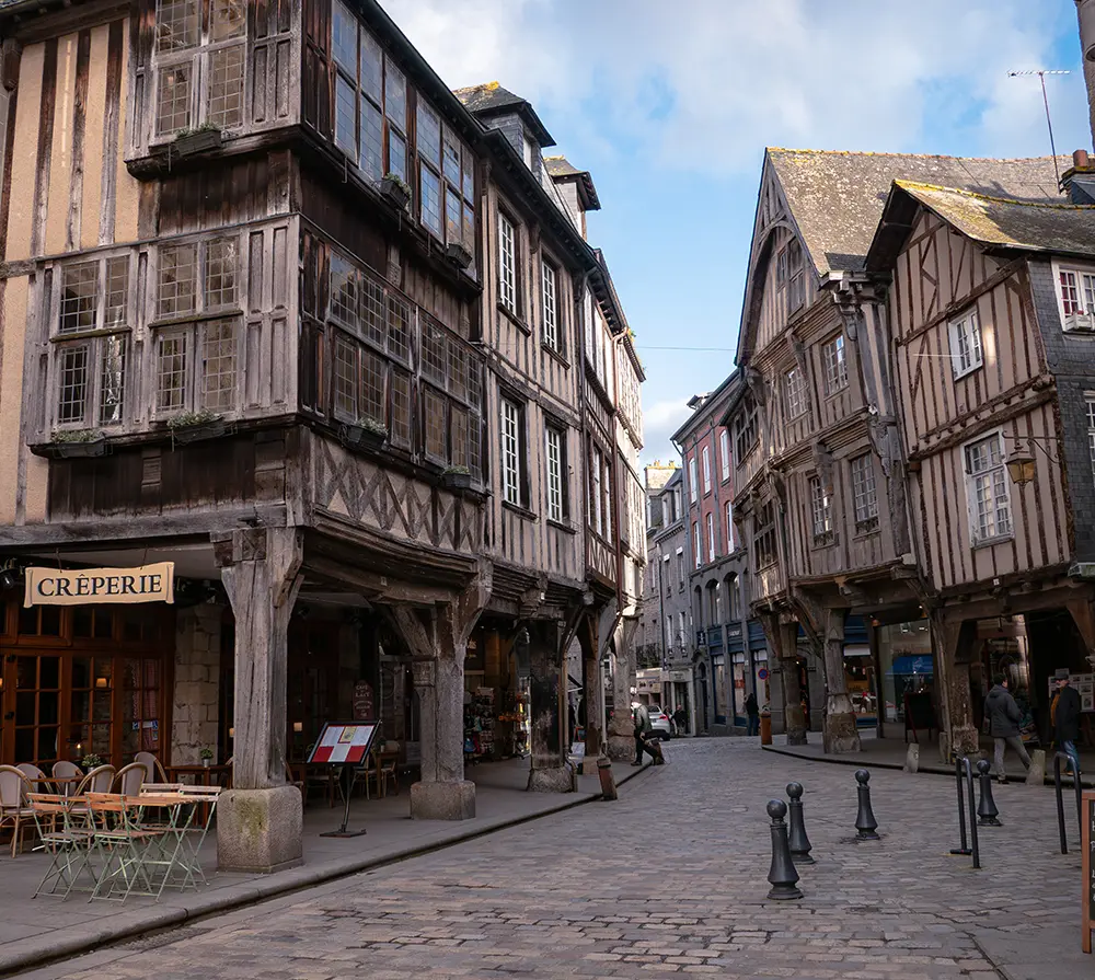 Maisons à colombages traditionnelles dans le centre historique de Dinan, zone d'intervention de votre courtier immobilier