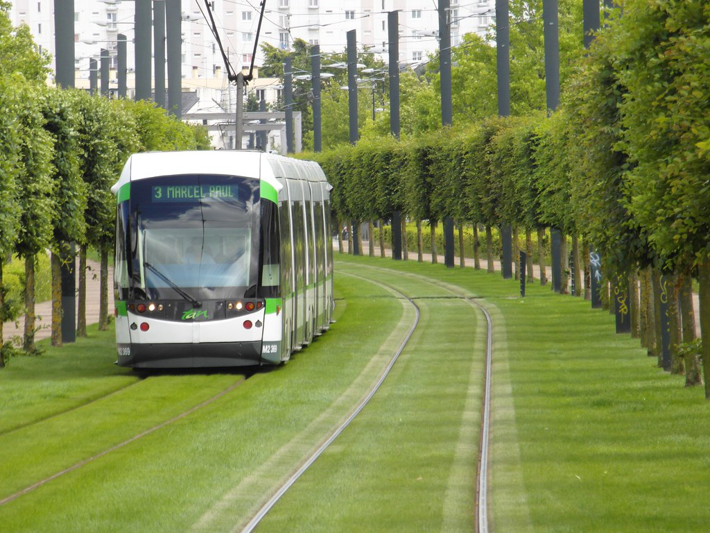 Le tramway de la ligne 3 traversant les espaces verts d'Orvault, illustrant la connectivité et le cadre de vie de la commune où intervient votre courtier