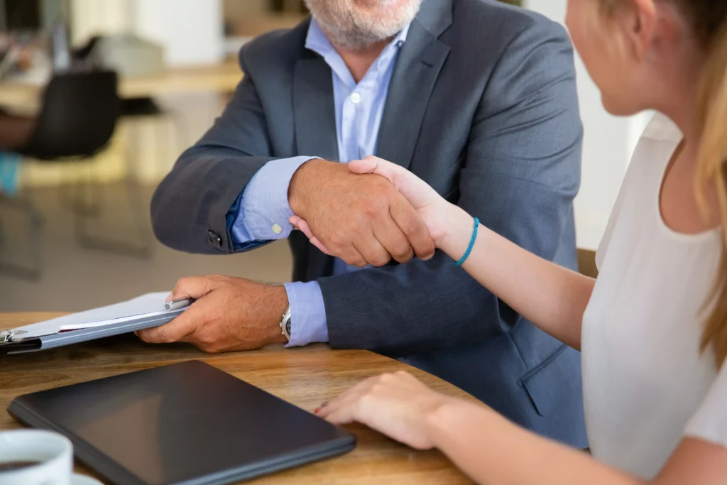 Poignée de main entre un courtier immobilier à Janzé et sa cliente