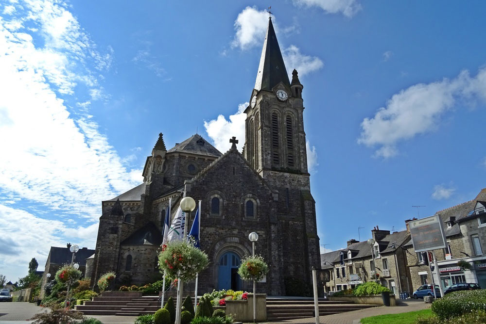 Vue de l'église Saint-Michel et du centre-ville de Liffré, zone d'intervention principale de votre courtier en crédit