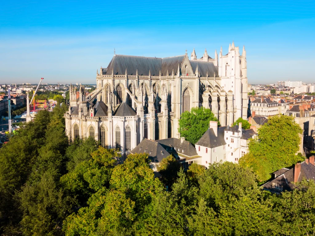 Vue aérienne ensoleillée de la Cathédrale de Nantes, illustrant la présence centrale de votre courtier Nantes pour les projets immobiliers dans le cœur historique