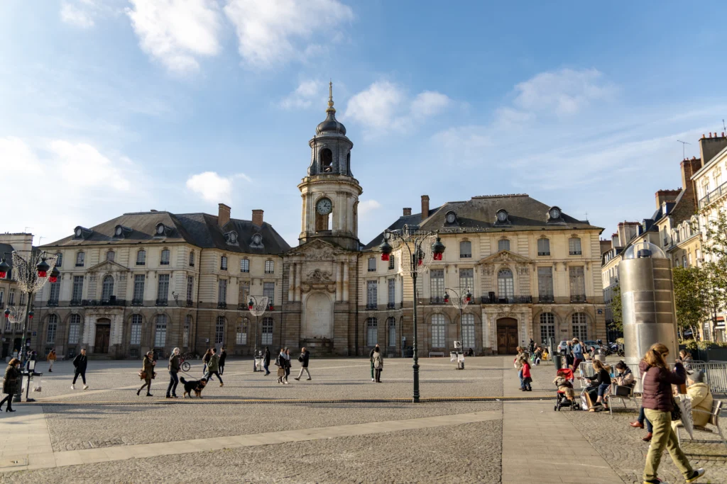 Vue de la Place de la Mairie illustrant l'ancrage local de votre courtier Rennes au cœur de l'activité immobilière bretonne.
