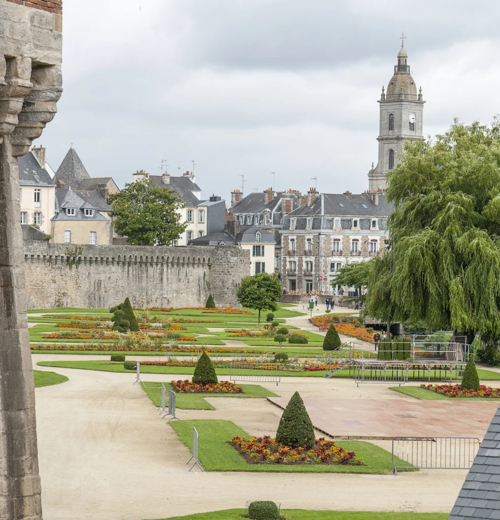 Vue panoramique sur les remparts et les jardins de la Garenne, illustrant la zone d'intervention de votre courtier Vannes au cœur de la ville historique